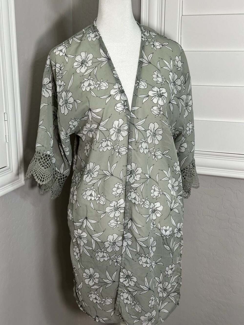 Wallflower Olive Floral Print Lace Detail 3/4 Sleeve Kimono Cardigan, Size XS
